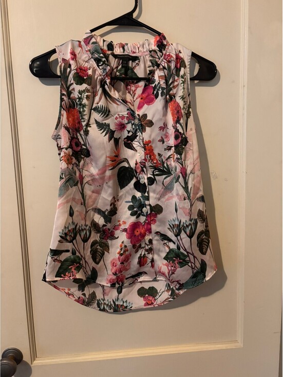 Banana Republic Tops - Banana Republic floral sleeveless blouse XS